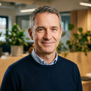 James Mitchell, apresentado como Diretor Executivo na Rendívio, foto de perfil